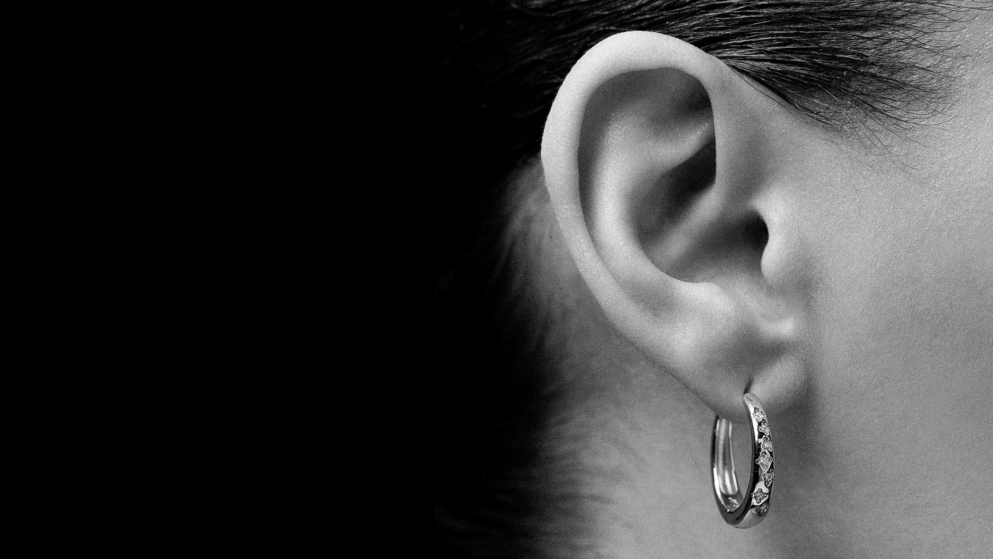Photo d'un lobe d'oreille avec une boucle d'oreille