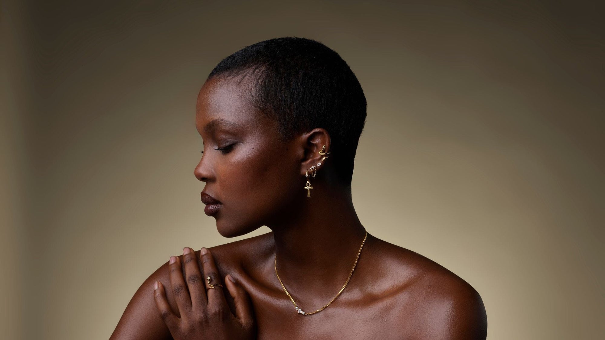 Une femme pose avec des bijoux sur le thème de l'Egypte