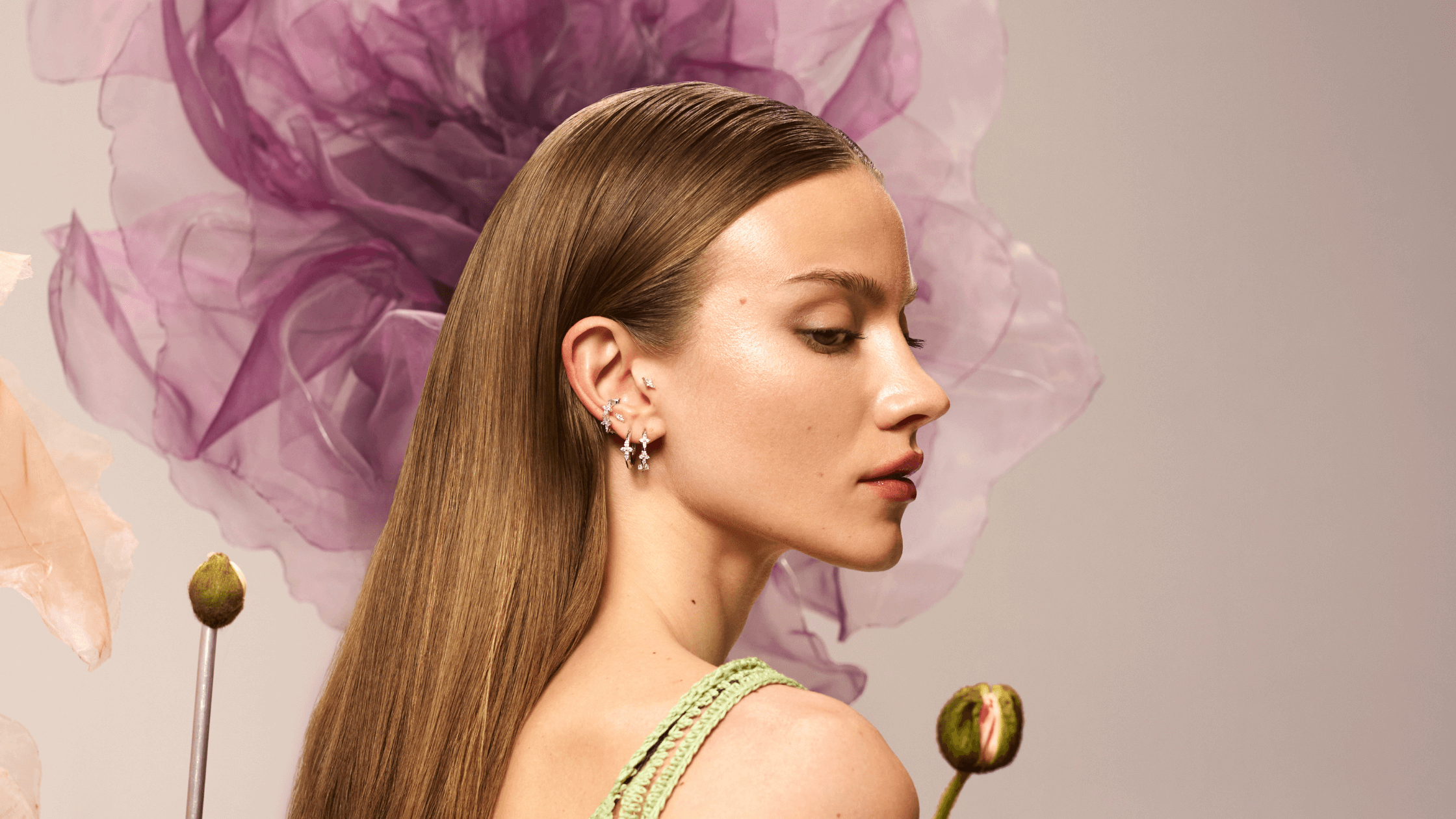 une femme de profil porte des boucles d'oreille