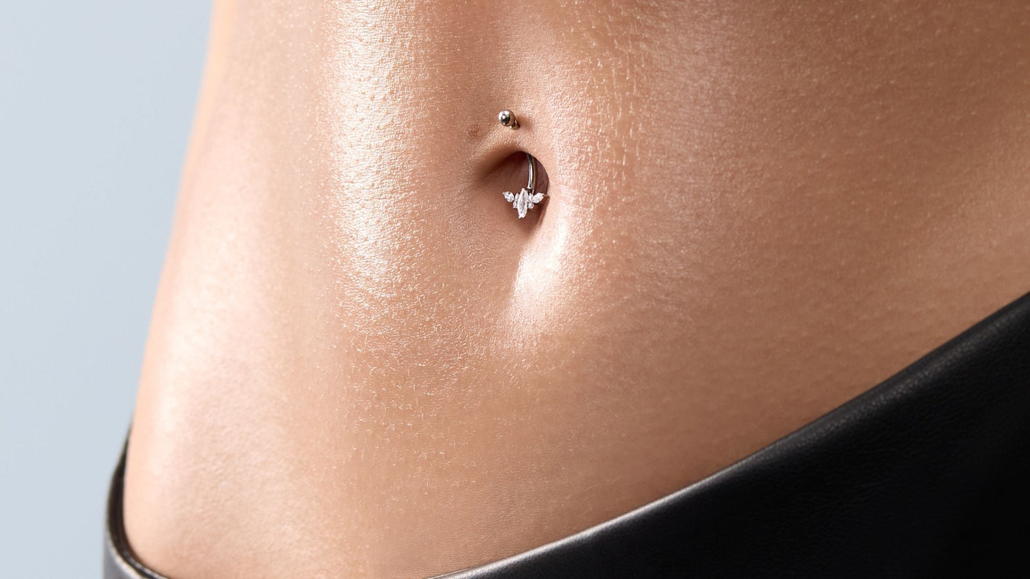 Photo d'un piercing au nombril en gros plan