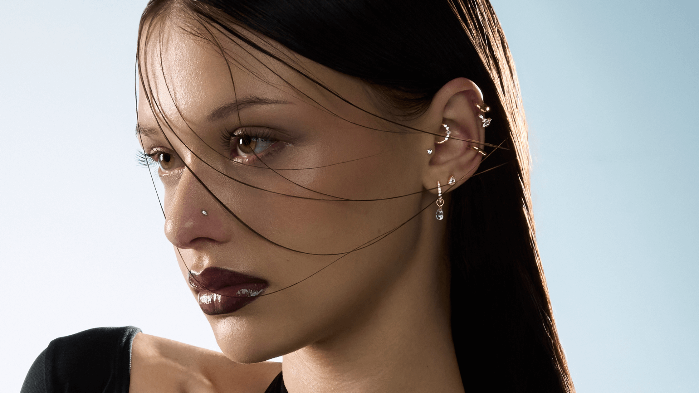 Femme de profil portant des piercings d'oreille