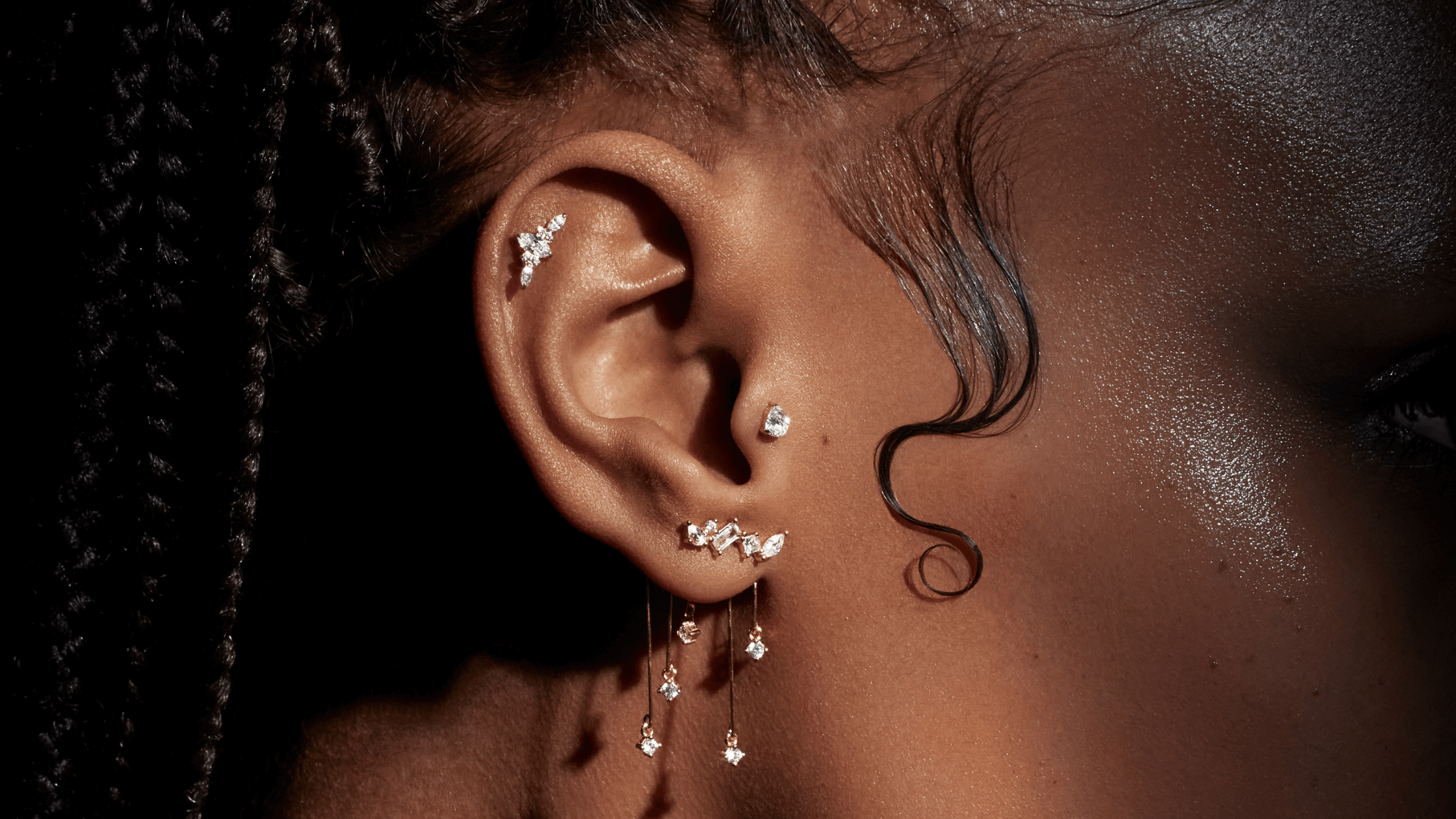 Oreille avec des piercings d'oreilles