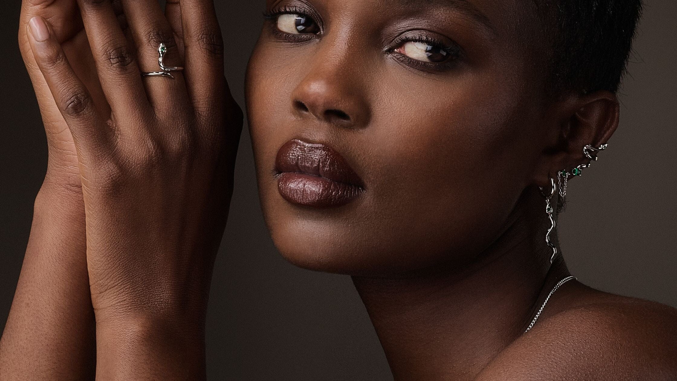 Une femme qui se tient les mains porte des bijoux dans le thème de l'égypte 