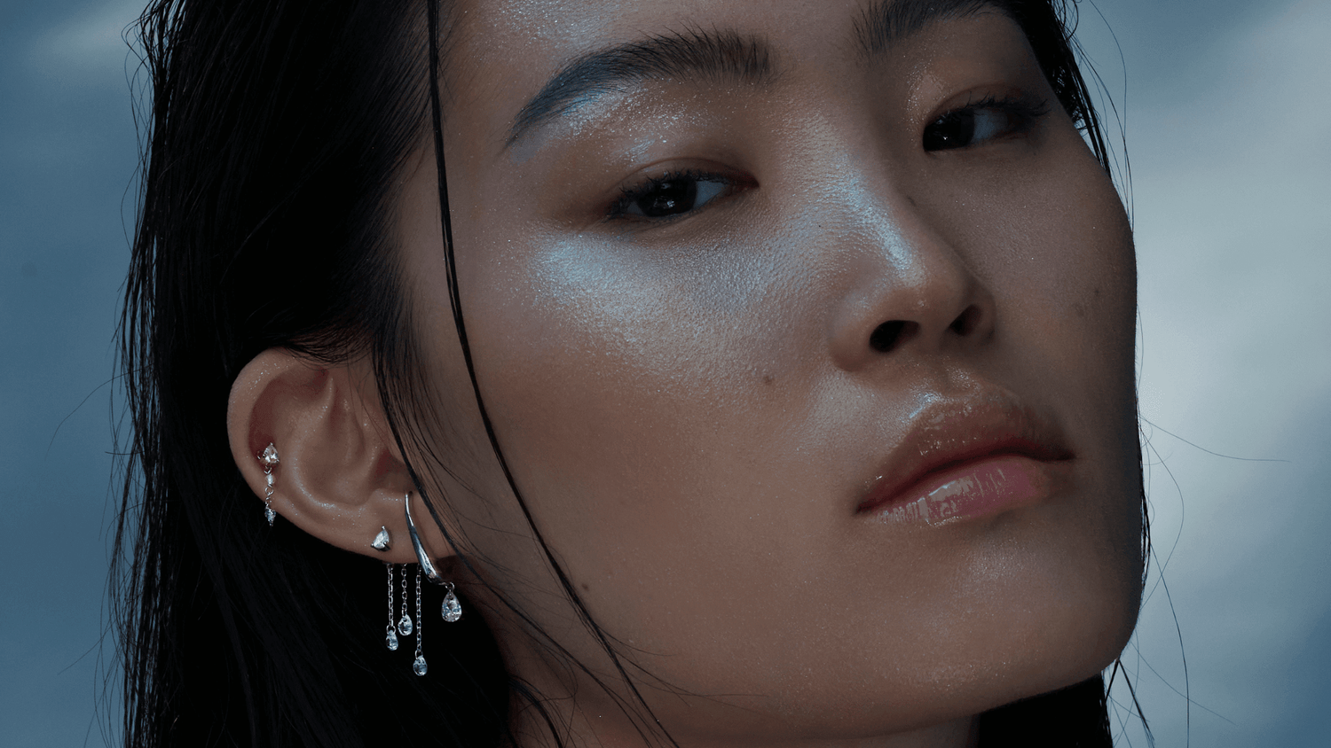 Femme asiatique portant des bijoux d'oreilles en forme de goutte
