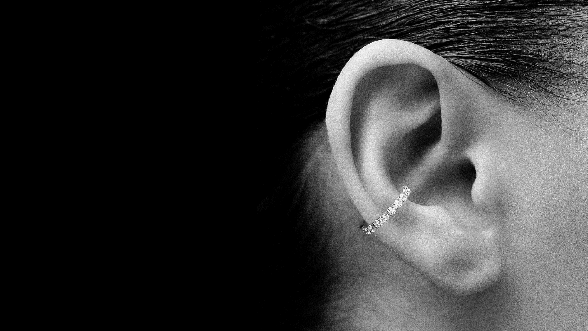 Oreille de femme portant un piercing au conch avec un anneau 