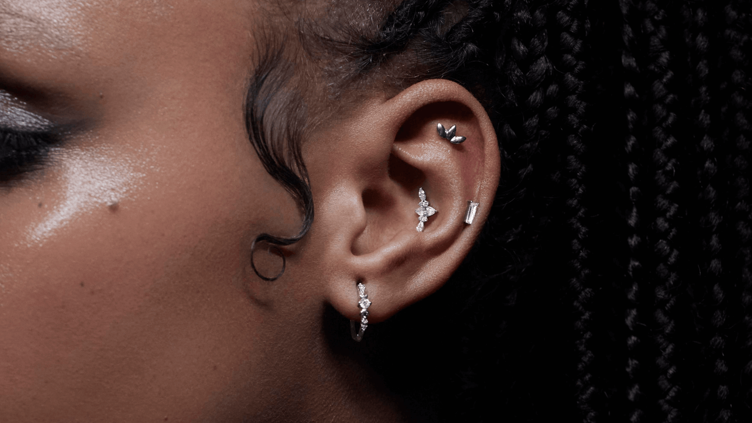 Oreille d'une femme avec un piercing au Flat 