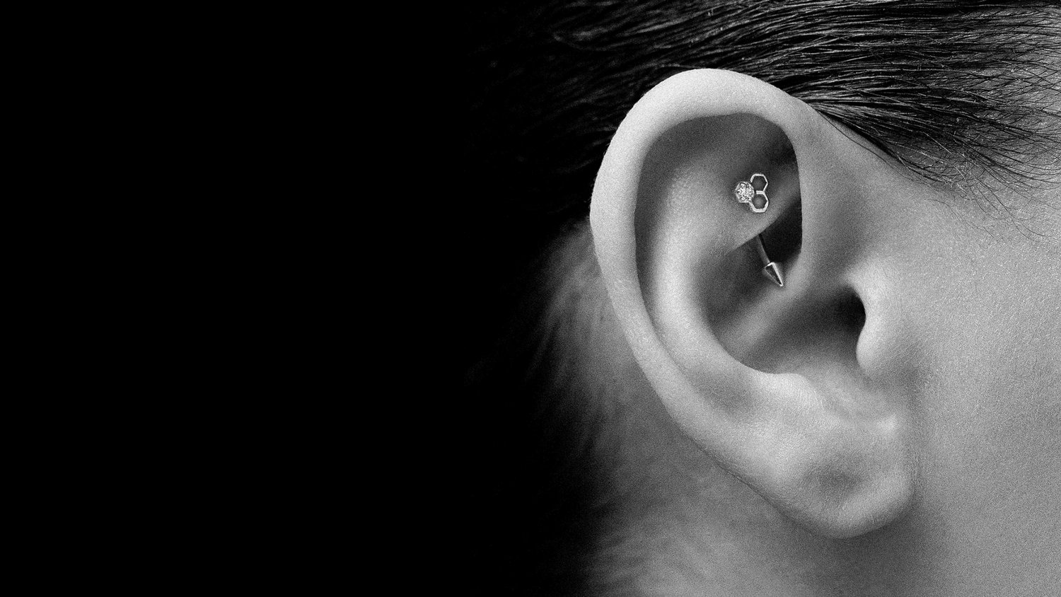 Une oreille de femme portant un piercing au Rook 