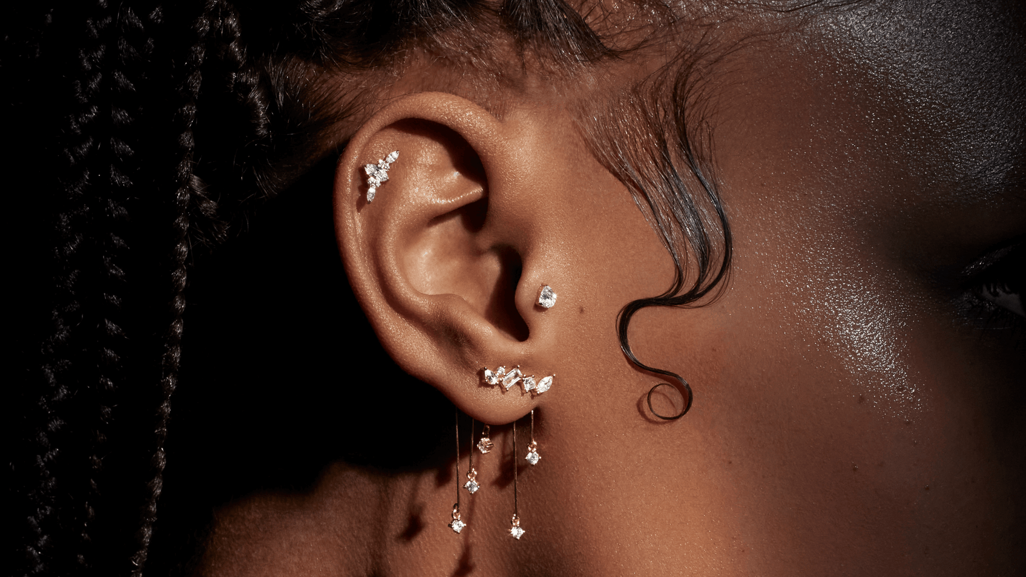 Oreille avec des piercings d'oreilles 