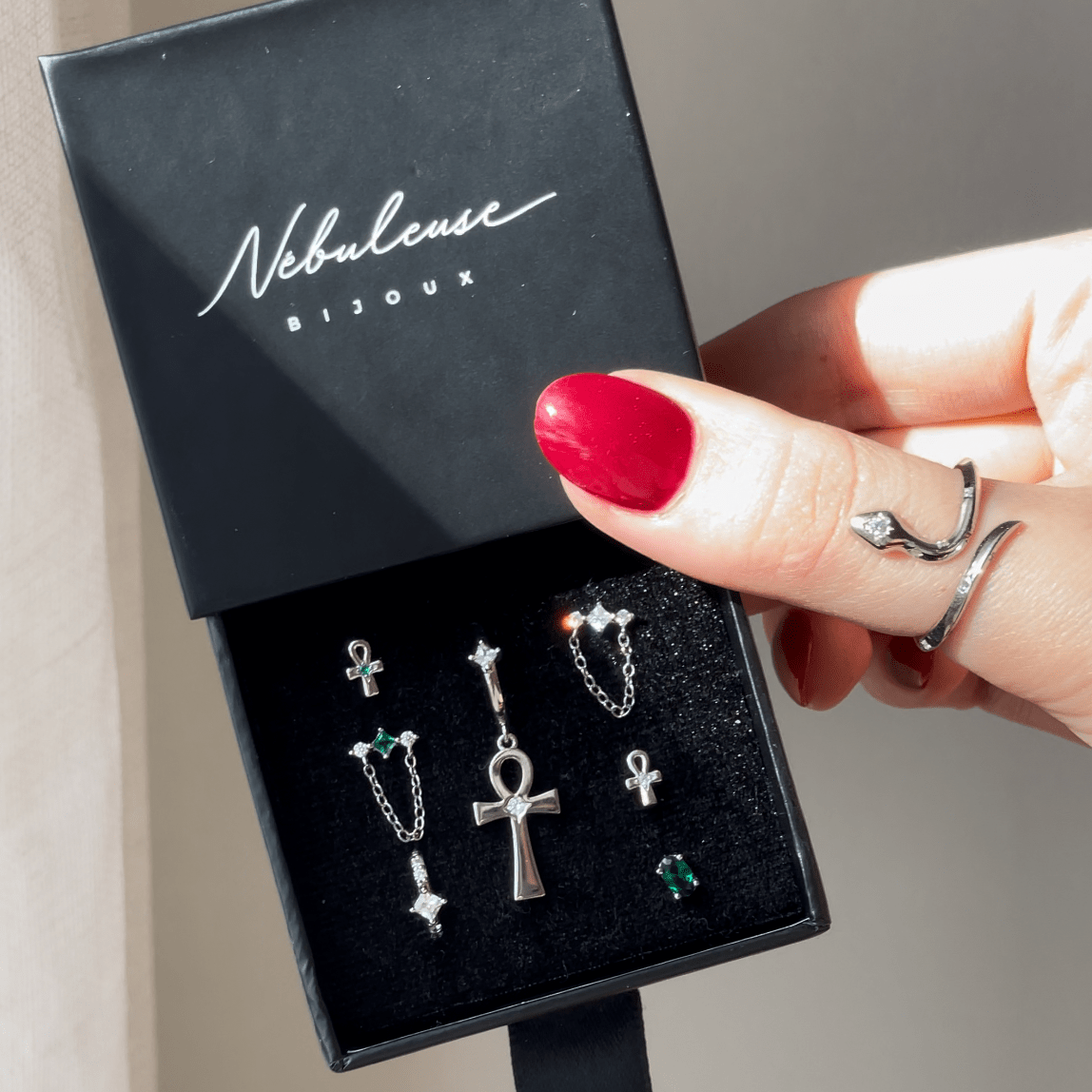 Piercing Ânkh Émeraude Barre Nébuleuse 