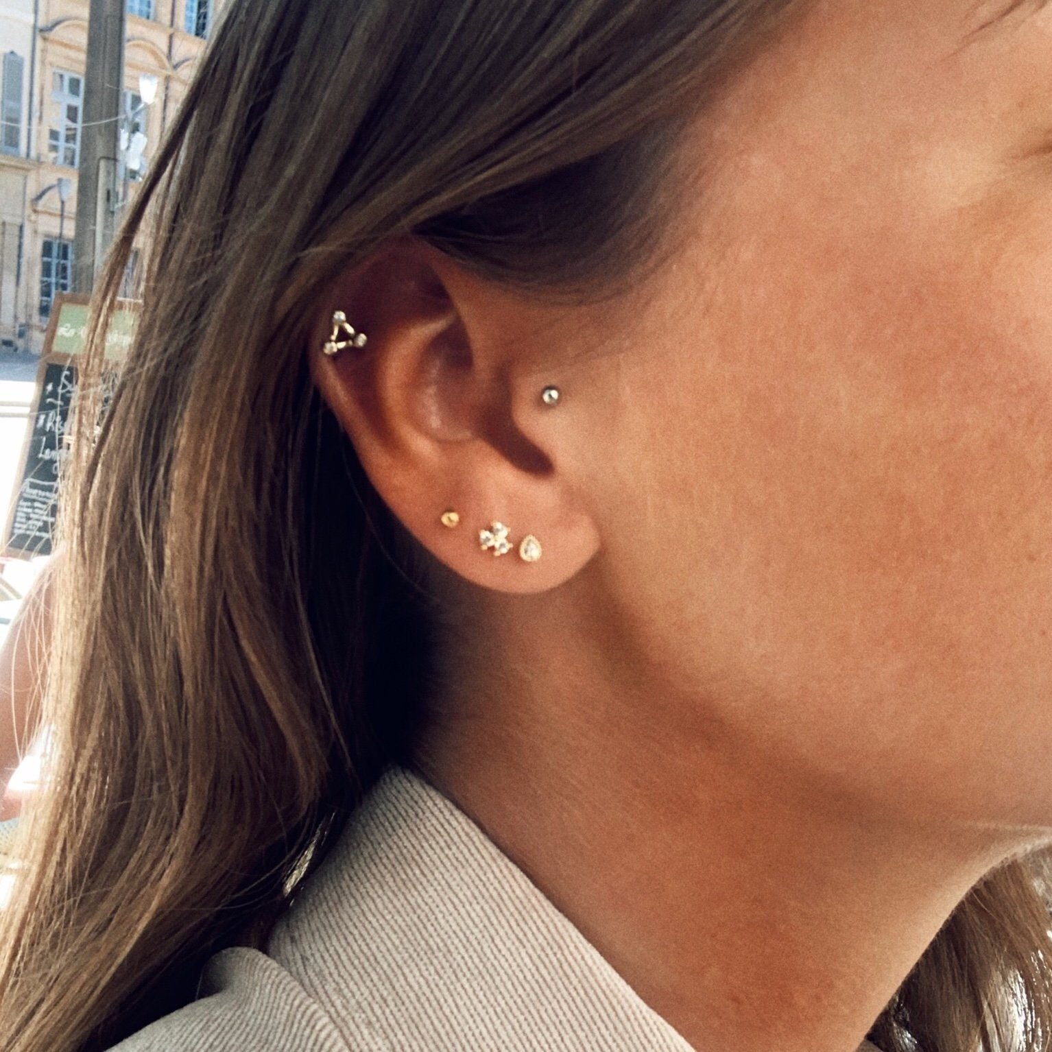 Mannequin portant piercing Boule Doré au lobe et tragus